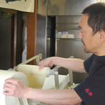 Menya Ippachi - 製麺中・・・毎日違う気温、湿度、仕上がりはこの手触りできまる。まだまだ進化させますよ