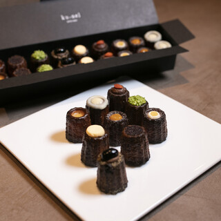 Each item is handmade by a talented shop owner. Canelé for adults with a “Japanese taste”