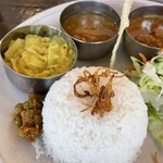 ムアンタイ - ライスとカレー3種(左からキャベツカレー、サンバル、豚カレー) 美味しかった！