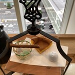茶庭 然花抄院 - 上段：左・芽恋花（琥珀糖）、真ん中・「然」カステラ、・右・ソーダマカロン