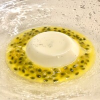 TACUBO - 滑らかなミルクプリンとパッションフルーツの酸味とつぶつぶ感のコントラスト