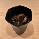Onarimon Haru - お椀、まずはお腹を温めます。新潟の黒舞茸と、鱧の骨をカリカリに焼いて取ったお出汁で。慈味です。