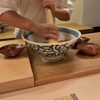 御成門はる - 胡麻を当たる。何と国産にあらず。グアテマラだそう。国産は高いばかりで香らないそうです。知らなかった。