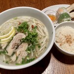 ベトナミーズ・シクロ - 鶏肉のフォー定食