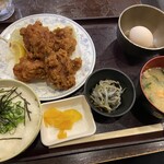 幸の鳥 - 唐揚げ(4コ)と出汁とろろ小丼定食 880円