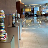 インターコンチネンタルホテル大阪 - レセプションフロア。不思議なオブジェが並んでいます。