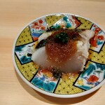 Asabu Juuban Sushi Tomo - ごち（鰆の子ども）皮目が炙らてて玉ねぎ醤油と良く合います。お皿が花札で珍しかったｗ