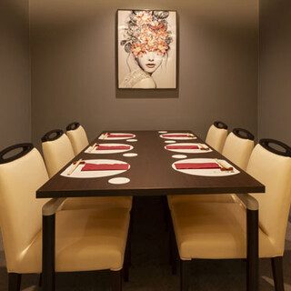 高級感溢れる洗練された店内は、ゆったりと寛げる大人の隠れ家