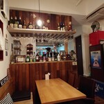 ガリエニ - 店内
      以前は、確か、カウンター席もあったはずでしたが、
      今は、テーブル席が４席のみ。
      ２０１６年に内装工事をしたそうです。