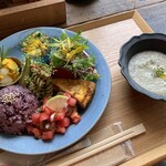 真山 - 見て楽しい、食べて美味しい、ヘルシーな月替わりランチプレート《コロコロハンバーグ サルサソース 1,400円》＊焼きなすの豆乳ポタージュ付き