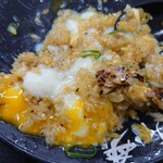 伝説のすた丼屋 - すたみな焼飯に温玉投入