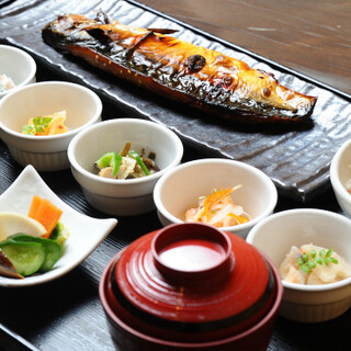 From 10pm to 7am, we also offer set meals as "Shin-yashokudo Tango Sakashita"