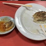 太興飯店 - 先に入っていた友人に半分以上　食べられてしまった餃子。涙