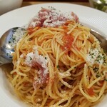 キッチン ブルー グローブ - 生ハムをどけると、大盛りパスタの登場！