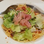 キッチン ブルー グローブ - 最後は残ったサラダを全て乗せます