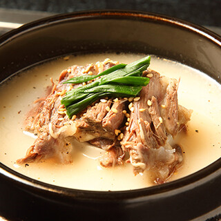 Recommended is gomtang soup! A wide variety of side menus that go well with Yakiniku (Grilled meat)