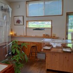 るぅた - 店内奥に、イートインスペースがありましたが、この時は「ご予約席」の札が２ヶ所とも置かれていました。