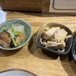 Anaguma Tei - 左　厚揚げと冬瓜　右　鶏の南蛮漬け風でしょうか。茗荷と紫蘇のアクセントが◎