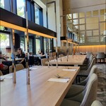 インプレイス 3-3 - 内観、中央のテーブル席