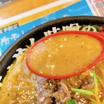 蔵仕込味噌らぁめん 味噌の巽や - GOLDらぁめん　スープ　何となく黄金色に見えません？