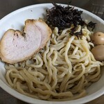 麺屋 よしすけ - つけ麺の麺大盛
      氷水で〆られた剛麺はつけ汁なしでも美味い
      具は焼豚(重ねた)、鶉卵、海苔