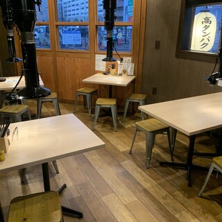 2〜4名席×3
2〜3名席×1
こちらの小部屋は貸切対応可能です。(要相談)