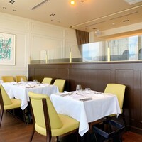 イリエスケープ - 奥が一段高くなって更にカウンター席とテーブル席があります。