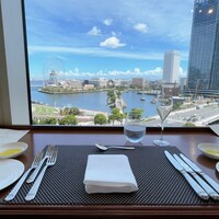 イリエスケープ - 窓側カウンター席、セッティング