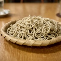 蕎麦おさめ - ■粗挽きそば　長崎県対馬
                粗挽きにしては滑らかな麺線は、そのまま喉越しの良さに繋がりますね。
                噛んで旨みを楽しんでも良し、あまり噛まずに喉を通す悦に浸るも良しです♪