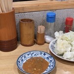 松よし - 自家製の味噌タレ＆お通しキャベツ