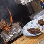 松よし - 焼かれるホルモン串焼