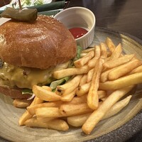 ウルフギャング・パック カフェ 愛知芸術文化センター店 - アボカドチーズバーガー
