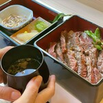 肉と庭 まつを - 和牛ステーキ重160gセット「松」¥4504(税込)
            