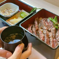 肉と庭 まつを - 和牛ステーキ重160gセット「松」¥4504(税込)
                    