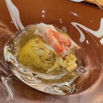 美会 - 前菜のジュレ。トッピングは噴火湾の毛蟹。ゴールドラッシュのクリームが甘味を添加。底には余市の鮟肝が隠れます