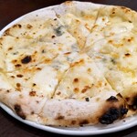 アル ガンベリーノ - ここらへんから腹が膨れてくるクアトロ？フォルマッジ