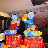 萬珍樓 本店 - エントランスの人形