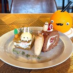 ココチカフェ - うさぎちゃんのキャロットケーキ
            かたつむりのチェリーチョコロール
            まるごとオレンジジュース