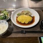 ステーキハウス 牛の松阪 - サラダ、味噌汁付き