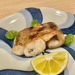 川田 - 2023.7.  喉黒の焼物 新銀杏を添えて