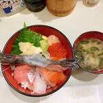 Oshokujidokoro Taneichi - 丼はセットであおさのお味噌汁が付いてきます。ネタが新鮮で美味しい！お味噌汁も温かくて美味しい！