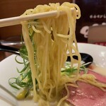 ホルモンらーめん8910 - 麺リフト。柔らかく細麺が食べやすい