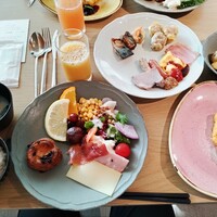 RISTORANTE E'VOLTA Unico Polo - 彩り豊かな朝食です。バイキング形式で、食べたいものを少量ずつ、ひと通り取りました。特に一番右に写ってるフレンチトーストは絶品！