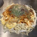 Okonomiyaki Teppanyaki Kuraya - ランチタイムサービス肉・玉・そば（うどん）￥800⇒￥600のそばW＋￥150
