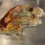 Okonomiyaki Teppanyaki Kuraya - 秘儀ジグザグ食い！