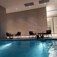 RISTORANTE E'VOLTA Unico Polo - 屋外から繋がった感じの屋内のプール(宿泊日夕方に撮影)