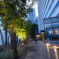 RISTORANTE E'VOLTA Unico Polo - みなとみらいにしては珍しく、屋外プールのあるホテルです(宿泊日夕方に撮影)。真正面奥にそびえ立つのは、ランドマークタワー。