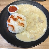 十勝ハーブ牛焼肉 MONMOM - 十勝ハーブ牛のホルモンホワイトカレー（1200円）