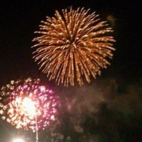 横浜なだ万 - 毎年8月1日に行われる横浜花火大会