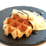 カフェ ハイドアウト - 焼きたてワッフルのアイスクリーム添え